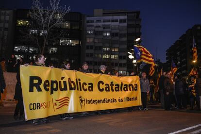 La concentración contra el juicio del 'procés' en el Tribunal Supremo, secundada por partidos y entidades independentistas, ha arrancado este martes en la plaza Catalunya.