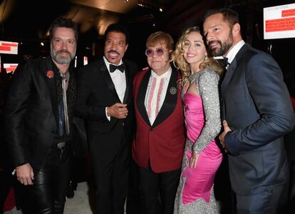 Rufus Wainwright, Lionel Richie, Sir Elton John, Miley Cyrus y Ricky Martin, en la fiesta del cantante británico.