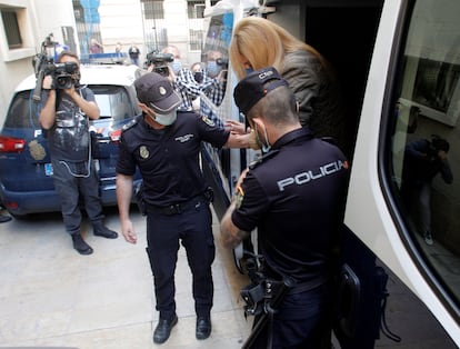Agentes de la Policía Nacional custodian a Concepción Martín, a su llegada a la Audiencia Provincial de Alicante.
