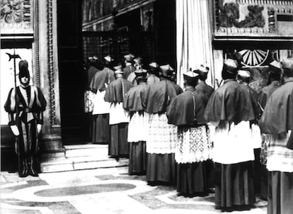 Los 111 cardenales participantes en el Cónclave que eligió en 1978 al sucesor de Juan Pablo I, tras su muerte, entran en fila en la Capilla Sixtina para ser encerrados allí y elegir al nuevo Pontífice.