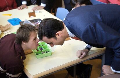 11 de noviembre de 2004. Hablando con uno de los alumnos de un centro ocupacional (Les Corts) para personas discapacitadas que había inaugurado en Barcelona.