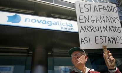 Un hombre, durante la concentración de afectados por las preferentes.