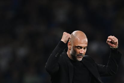El entrenador español del Manchester City, Pep Guardiola, celebra la victoria en la final de la Liga de Campeones.