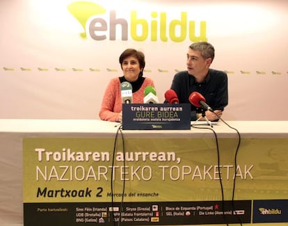 Maite Ubiria y Oskar Matute, en la rueda de prensa que han ofrecido en Bilbao.