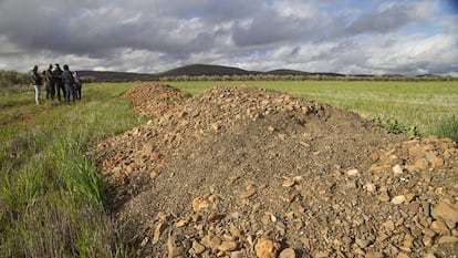 Vecinos de Torrenueva, junto a los restos de una cata de tierras raras.