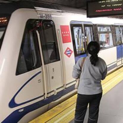 Un grupo de pasajeros esperan en el andén de una parada de metro en Madrid