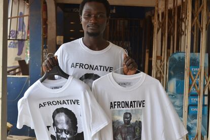 Mohammed Blakk posa con varias camisetas de Afronative, la marca que ha creado para reivindicar las raíces y la historia africana.