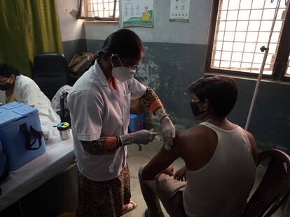 Un hombre recibe una dosis de la vacuna del coronavirus en Prayagraj, India.