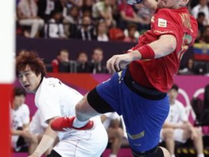 Julen Aginagalde se prepara para tirar a gol contra Corea del Sur.