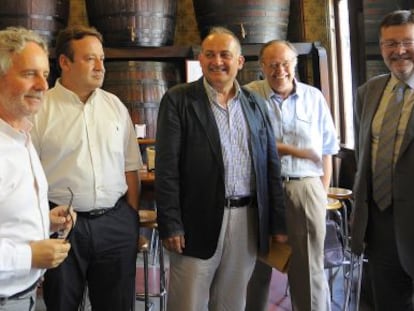 Ximo Puig, a la derecha, con Joan Calabuig (centro), y miembros de las asociaciones de El Cabanyal.