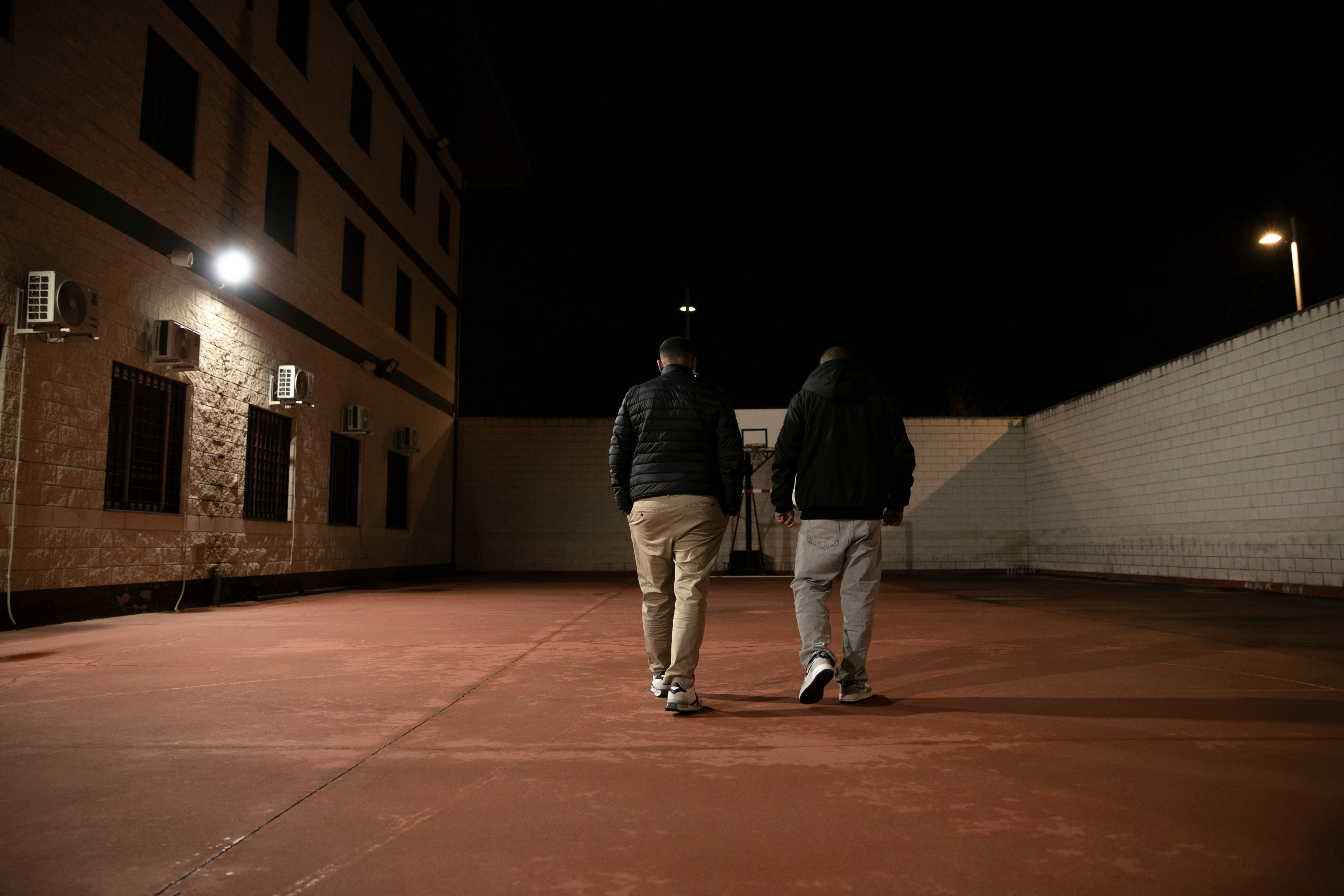 Ibrahim y Marcos pasean por el patio del Centro de Integración Social Las Trece Rosas, en Zaragoza.