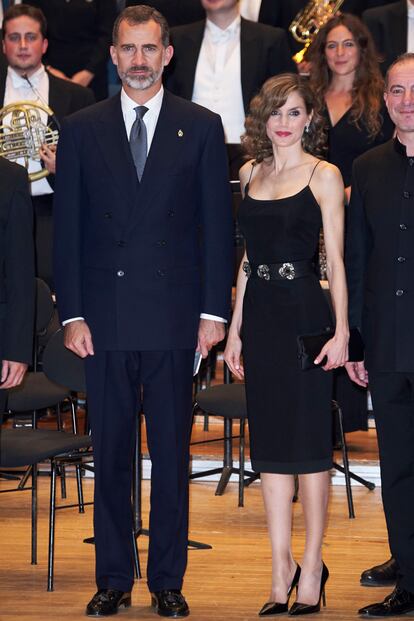 El estilo de la Reina es más atrevido y apuesta por prendas que resaltan su silueta. Aquí, con vestido de Felipe Varela.