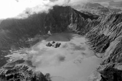 El cráter del volcán Pinatubo (Filipinas) con los islotes visibles en 1994, tres años después de la gran erupción.