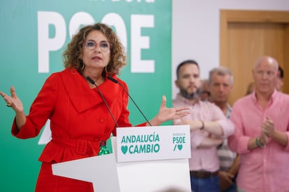 La secretaria general del PSOE de Andalucía y vicepresidenta del Gobierno, María Jesús Montero, interviene en la reunión de la Interparlamentaria regional socialista celebrada en Montilla (Córdoba) este viernes. EFE/ Salas
