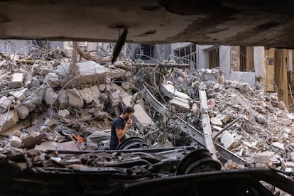 Un hombre camina sobre los escombros de un edificio destruido después de un ataque israelí, el 11 de octubre en Beirut.