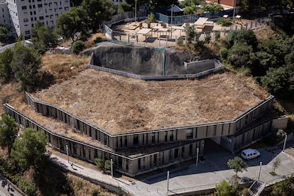 El tejado verde de la biblioteca Zona Norte de Torre Baró, que durante el verano suele secarse, este viernes. 