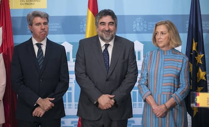 José Manuel Rodríguez Uribes, entre Ángel Garrido y Concepción Dancausa.