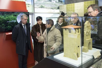 Iñigo Urkullu, a la izquierda, recibe indicaciones en la presentación del Centro del Románico, en Vitoria.