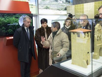 Iñigo Urkullu, a la izquierda, recibe indicaciones en la presentación del Centro del Románico, en Vitoria.