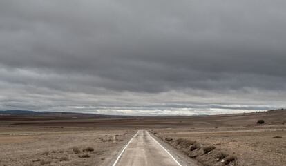 Una carretera de la comarca de Molina de Aragón (Guadalajara), muy cerca de la provincia de Teruel, una de las zonas con menos población de la Península.