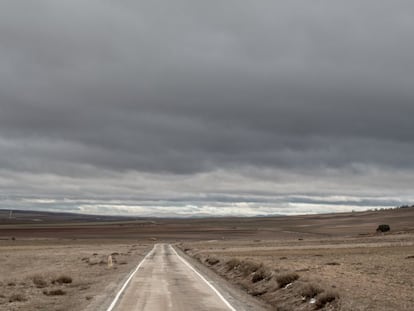 Una carretera de la comarca de Molina de Aragón (Guadalajara), muy cerca de la provincia de Teruel, una de las zonas con menos población de la Península.