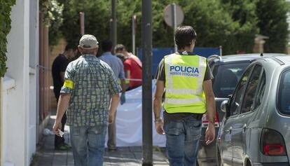 Dos agentes de los Mossos en Lleida, en 2015.