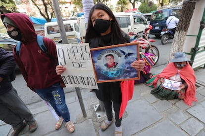 Familiares de los fallecidos en los enfrentamientos en Senkata protestan el 19 de agosto ante el Ministerio de Justicia en La Paz.