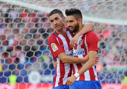 Gabi felicita a Carrasco por su primer gol ante el Granada.