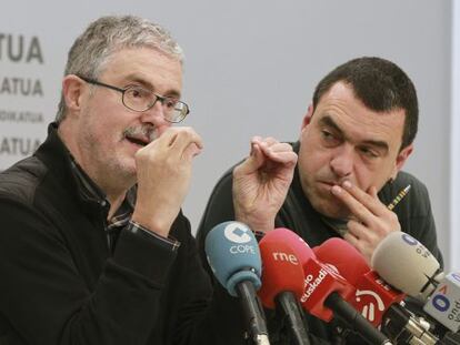 El secretario general de ELA, Adolfo Muñoz, junto a Joseba Villarreal en su comparecencia en Bilbao.