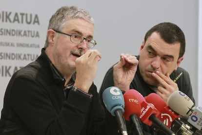 El secretario general de ELA, Adolfo Muñoz, junto a Joseba Villarreal en su comparecencia en Bilbao.