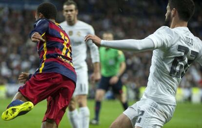 Isco derriba a Neymar en el último clásico.