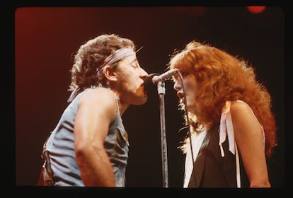 Bruce Springsteen cantando con Patti Scialfa, en una imagen de 1984.