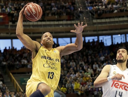 El ala-pívot Eulis Báez del Herbalife Gran Canaria tira a canasta ante el ala-pívot mexicano del Real Madrid Gustavo Ayón.