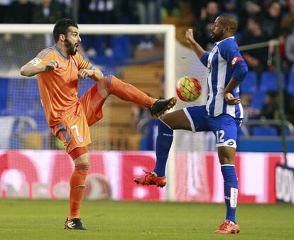 Álvaro Negredo (i) y el defensa del Deportivo Sidnei disputan un balón.