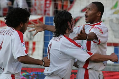 Baptista celebra su gol con Sales y Alves.