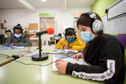 Reportaje en el colegio Misioneras Cruzadas de la barriada de La Palmilla de Malaga, donde han escrito el libro 'Cuentos de peques de La Palmilla para peques masais', ilustrado por Idigoras y su hijo Pablo Codes en colaboracion con niños de la aldea masai de Mfereji.