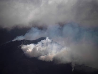 El volcán de Cumbre Vieja, en La Palma, este viernes.