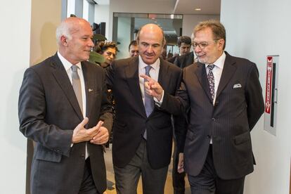 Eduardo Ferreyros (Ministro de Comercio Exterior y Turismo del Perú), Luis de Guindos (actual ministro de Economía y Competitividad en funciones) y Juan Luis Cebrián (presidente ejecutivo del grupo Prisa), asisten al foro económico 'Latinoamérica, España y los Estados Unidos en la economía global', organizado por EL PAÍS y la Cámara de Comercio España-EEUU, en Nueva York.