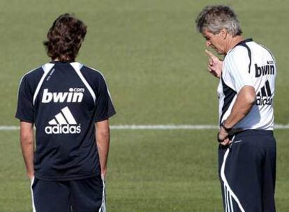 Pellegrini habla con Heinze en un entrenamiento.