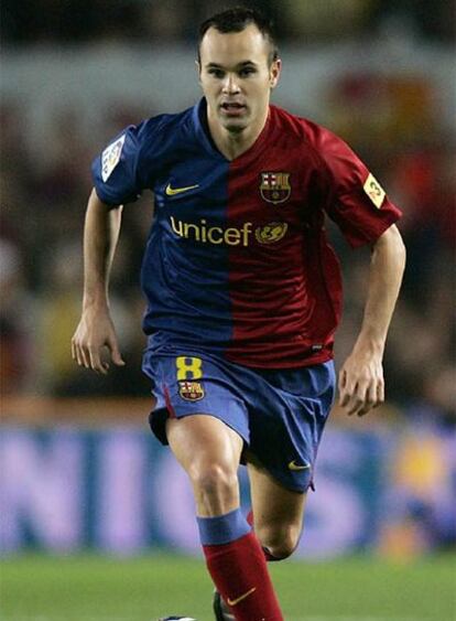 Iniesta, en un partido con el Barça.