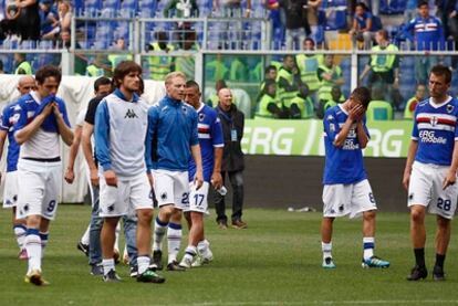 Los jugadores del Sampdoria se desesperan tras la derrota contra el Palermo (1-2) que certifica su descenso.