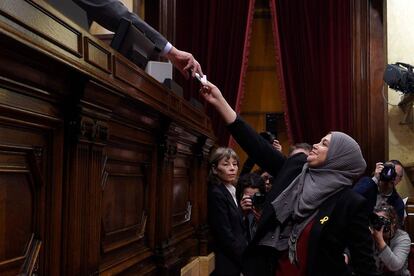 Najat Driouech, miembro de la formación política ERC, entrega su voto.