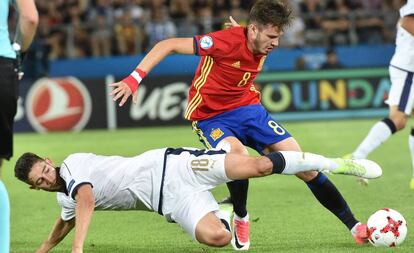 Saúl disputa un balón a Gagliardini.