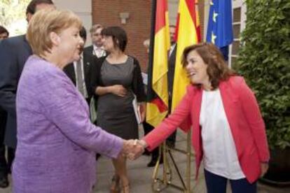 En la imagen, la canciller alemana, Angela Merkel, durante un saludo a la vicepresidenta del Ejecutivo español, Soraya Sáenz de Santamaría, en la clausura de la cumbre con un centenar de empresas de los dos países en Madrid. EFE/Archivo