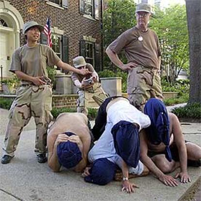 Pacifistas escenifican las torturas contra presos iraquíes, frente a la casa de Rumsfeld en Washington.
/ REUTERS