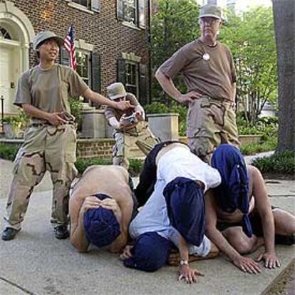 Pacifistas escenifican las torturas contra presos iraquíes, frente a la casa de Rumsfeld en Washington.

 / REUTERS