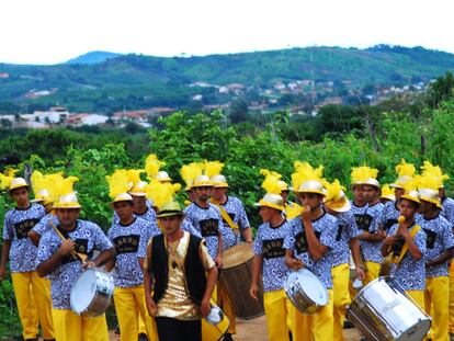 O último samba-enredo que Pedro Souza, principal fundador do bloco, criou representa o espírito da bateria e homenageia Mestre Tim: "Ôôôôôô / Eu sou Esurd, com muito amor / Com muito amor / Pra mostrar o seu valor / Ao povo varonil / No ano dois mil / A Esurd vai desfilar pra valer / Esurd, Esurd, Esurd, um passado a reviver / Esurd, Esurd, Esurd, te amarei até morrer / Te amarei até morrer / Por que você também pertence a mim / Sou a sua história, junto ao cavaco e ao tamborim / E quanta saudade do apito do Mestre Tim".