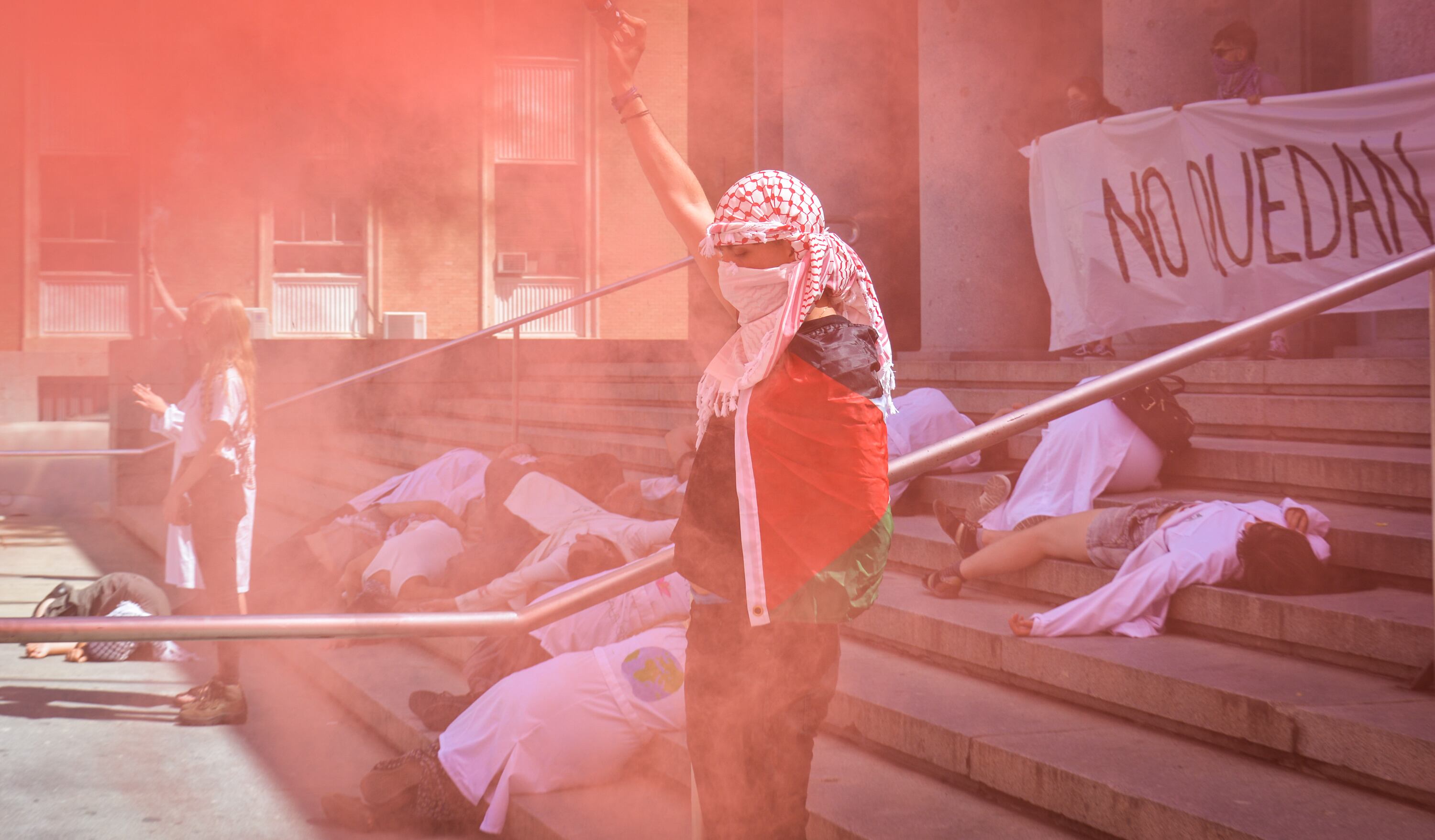 Intervención frente a la Facultad de Medicina de la UCM, en protesta por la muerte de médicos en la guerra de Gaza, el 30 de mayo de 2024.