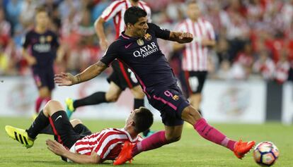 Su&aacute;rez remata ante Laporte. 