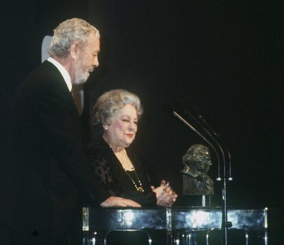 El director Luis García Berlanga entrega el Goya Honorífico a la legendaria actriz Rafaela Aparicio, en marzo de 1988.